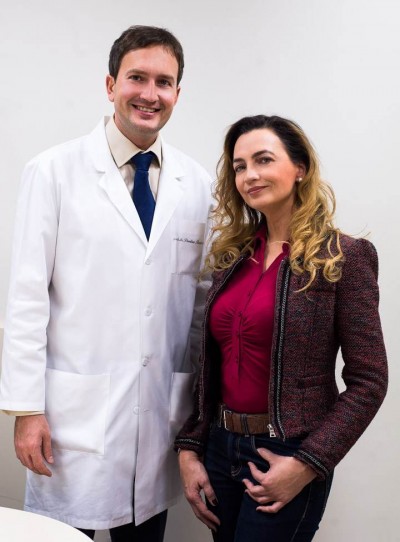 Akių mikrochirurgas med.dr. P.Rudalevičius kartu su savo paciente Jurga Anusauskiene po akių lazerinės korekcijos.
