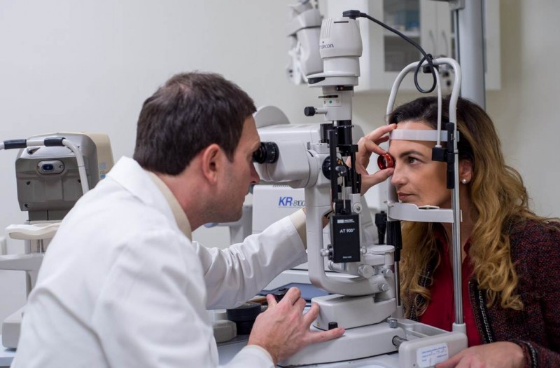 Akių mikrochirurgas, med.dr. P.Rudalevičius konsultuoja Jurgą Anusauskienę prieš lazerinę akių korekciją Medicinos diagnostikos ir gydymo centre.