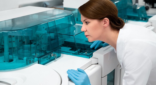 Medicinos diagnostikos ir gydymo centro Laboratorinės diagnostikos gydytoja Renata Voverienė akių ligų gydytojas, mikrochirurugas, med. dr. Paulius Rudalevičius