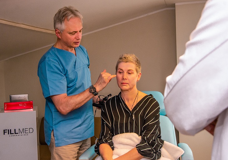 Plastikos chirurgas Renaldas Vaičiūnas Medicinos diagnostikos ir gydymo centre prieš Bionutrilift procedūrą pacientei