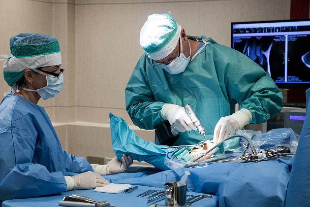 Medicinos diagnostikos ir gydymo centro ortopedas-traumatologas Darijus Rimas atlieka kelio sąnario kremzlės operaciją
